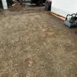 Vorher: Unfertiger Terrassenbereich mit Schotter und Rüttelplatte bei Pflasterarbeiten in Düsseldorf