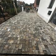 Nachher: Fertig gepflasterte Terrasse mit modernem Steinbelag nach den Pflasterarbeiten in Düsseldorf