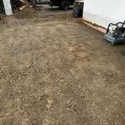 Vorher: Unfertiger Terrassenbereich mit Schotter und Rüttelplatte bei Pflasterarbeiten in Düsseldorf