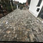 Nachher: Fertig gepflasterte Terrasse mit modernem Steinbelag nach den Pflasterarbeiten in Düsseldorf